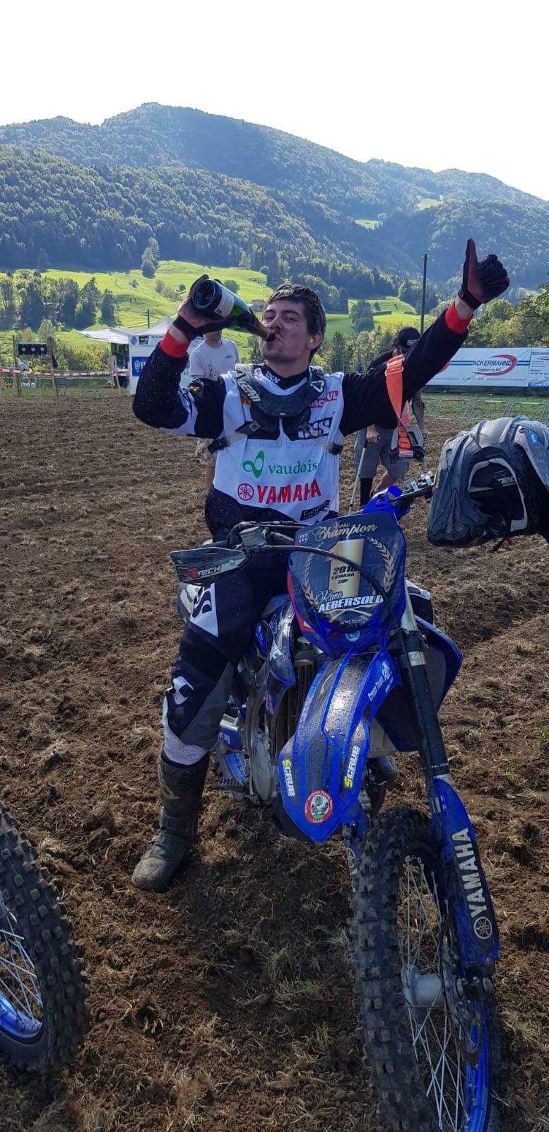 Remo nach der Zieleinfahrt als Schweizermeister im Yamaha-Cup 2018